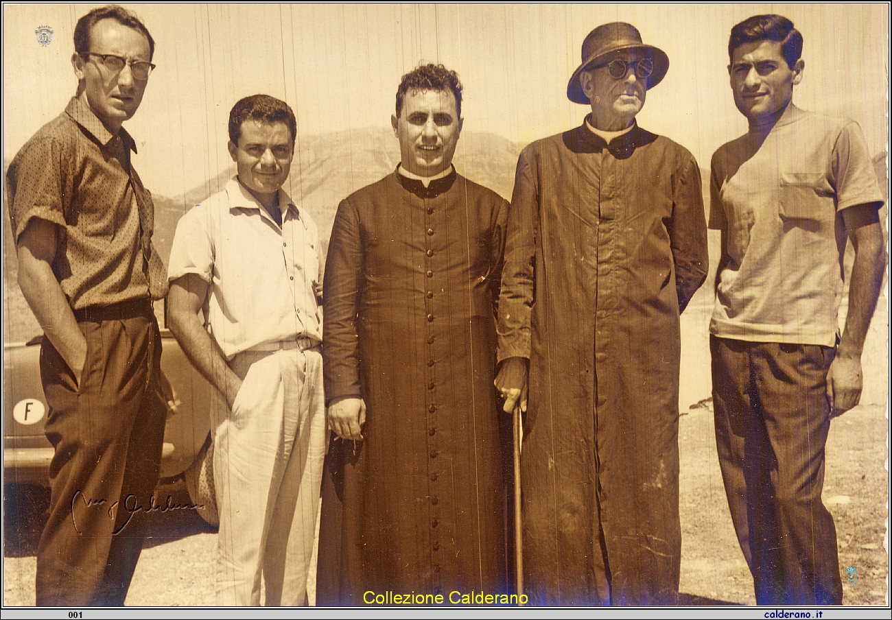 Adolfo, Giuseppe, Don Francesco, Don Domenico e Tanino - 24 agosto 1965.jpg