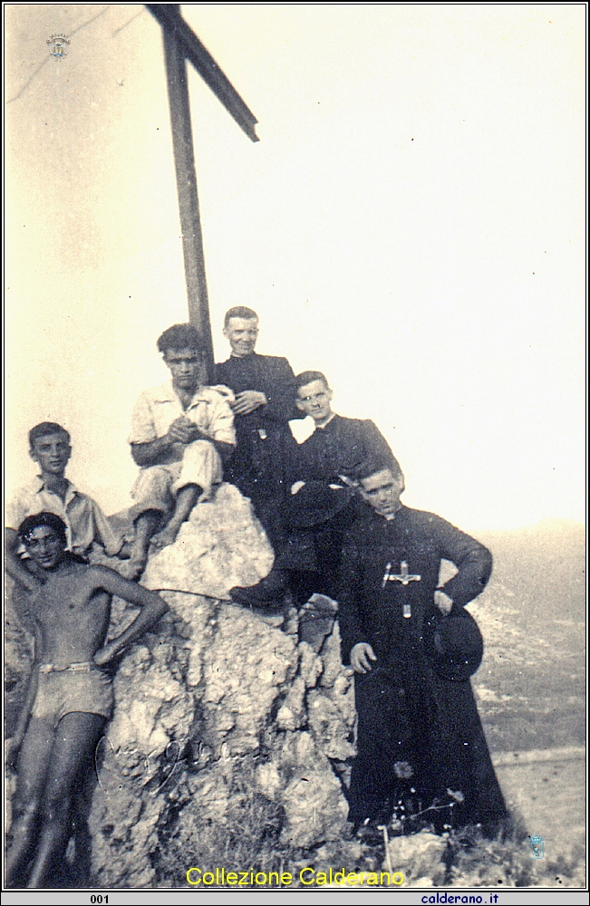 Antonio Brando, Donato Ciliberti, Antonio Gambardella e i Padri Oblati sull'Isola di SantoJanni 06-09-1945.jpg