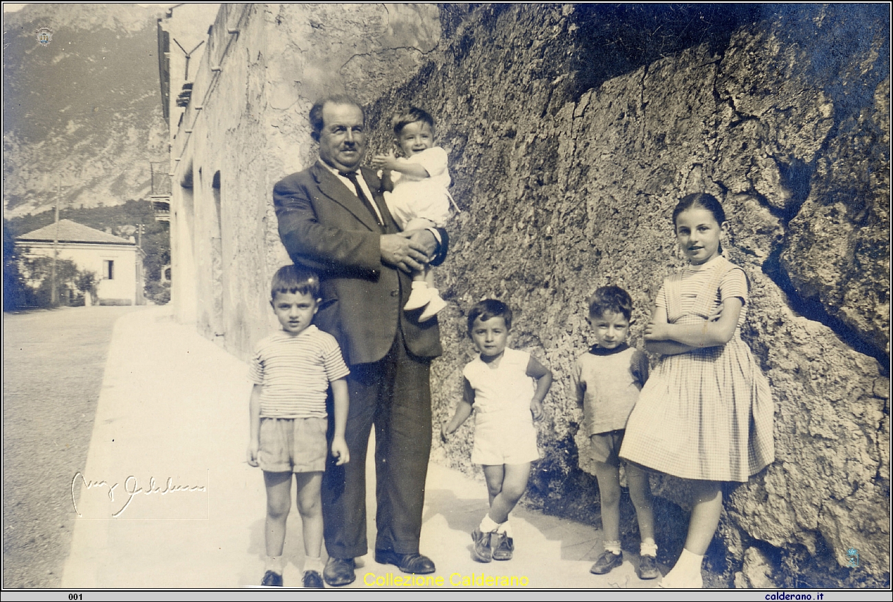 Biagio Schettino in Via Mandarini con i Nipoti.jpg