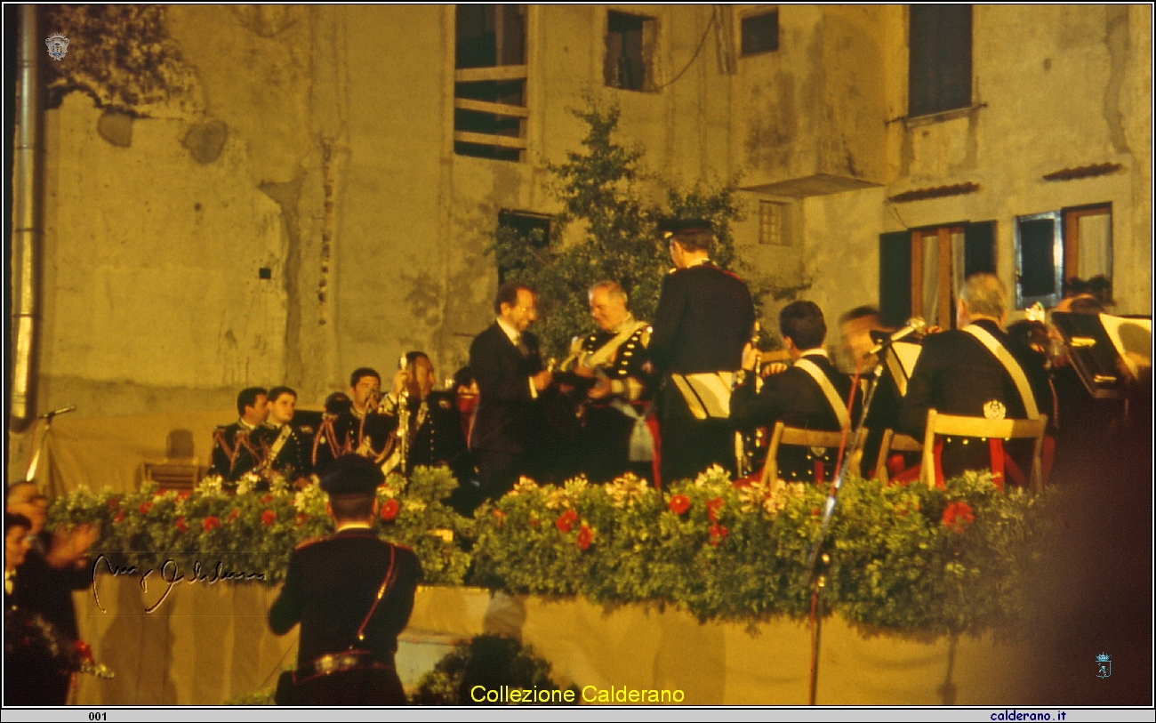 Francesco Sisinni Sindaco e la Banda dell'Arma dei Carabinieri 1996.jpg