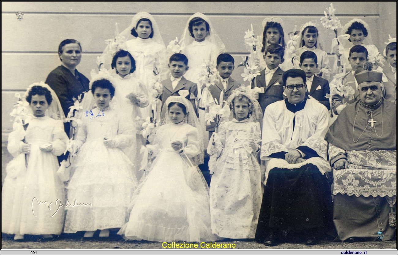 Prime Comunioni con Padre Cerracchio, il Vescovo Federico Pezzullo e Padre Amatuzio - 28 maggio 1959 2.jpg