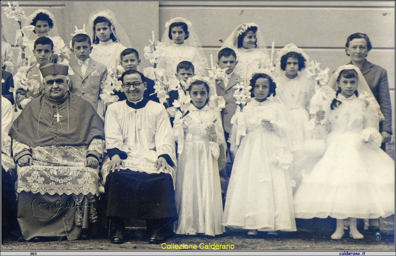 Prime Comunioni con Padre Cerracchio, il Vescovo Federico Pezzullo e Padre Amatuzio - 28 maggio 1959 3.jpg