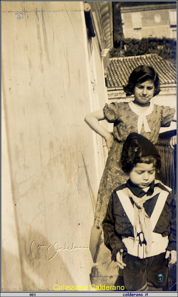 Ragazzi in divisa sul balcone anni '30.jpg