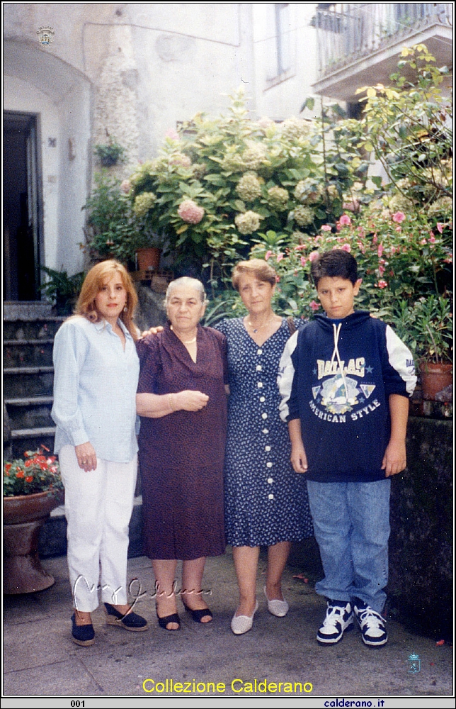 Teresa Tortorella, Maria Mazzeo e Rosa Liberatore col nipote .jpg