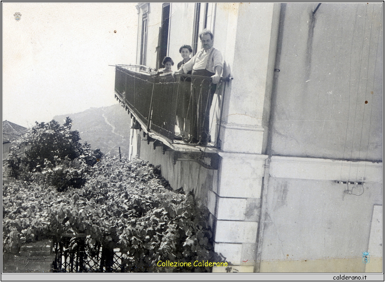 Biagio Schettino al balcone con Nina e Lina.jpg