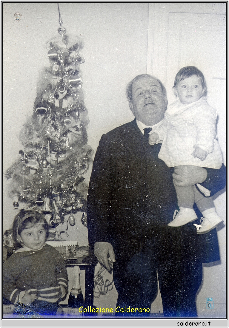 Biagio Schettino con i nipoti Gabriella e Roberto - Capodanno 1965.jpg