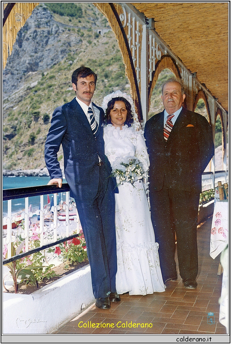 Gli sposi Gabriele Schettino e Marilina Macri' con Il Maestro Schettino 1973.jpg