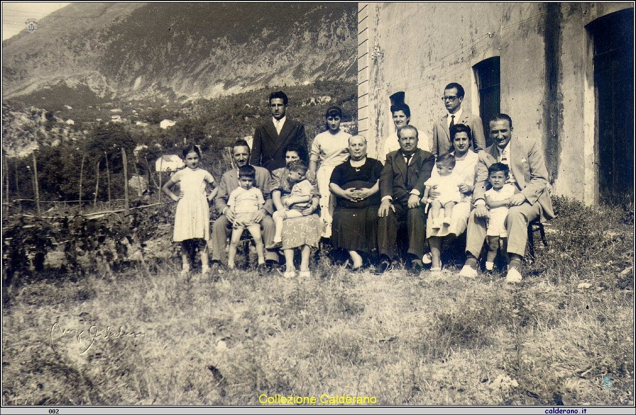 La Famiglia di Biagio Schettino nel giardino.jpg