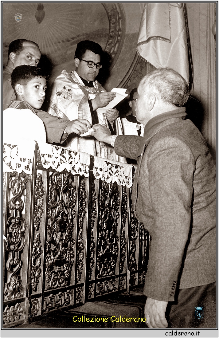 Padre Cerracchio e Pasquale Mazzeo ritira la tessera dell'ACLI 1 maggio 1958.jpg