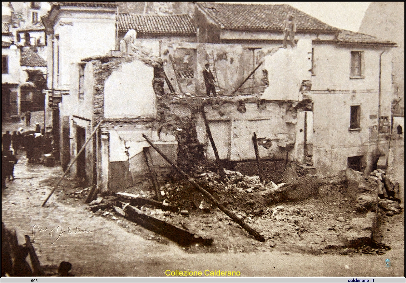 Demolizione della casa per la realizzazione della Piazza Buraglia 1956.JPG