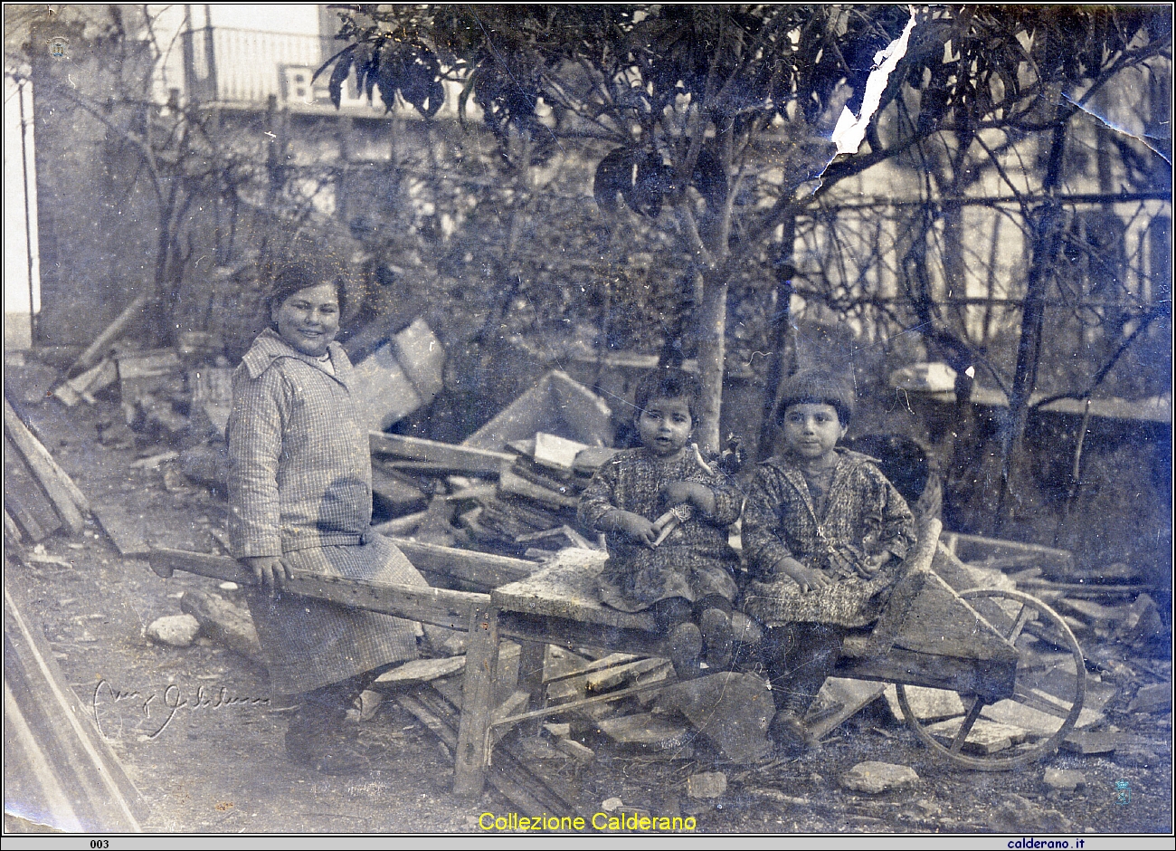 Figli di Biagio Schettino nel giardino.jpg