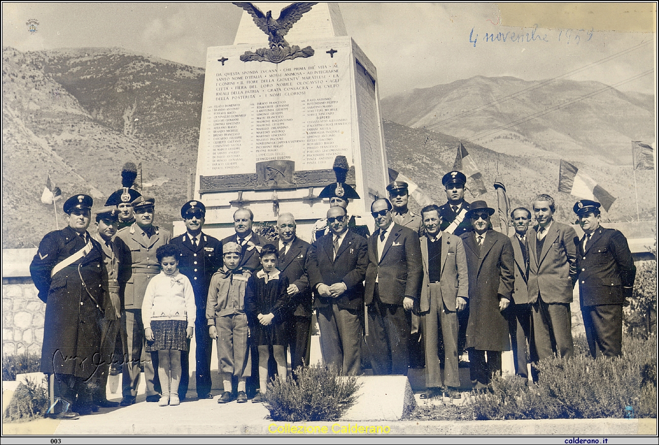 Le autorita all'inaugurazione del Monumento ai Caduti - 4 novembre 1959.jpg