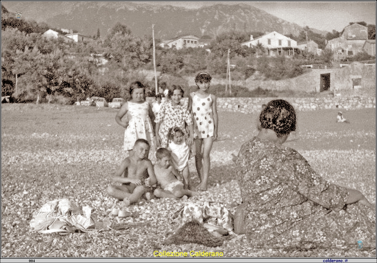 Bambini sulla spiaggia di Fiumicello.jpg