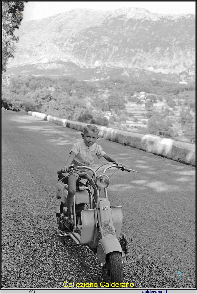 Enrico sulla Lambretta.jpg