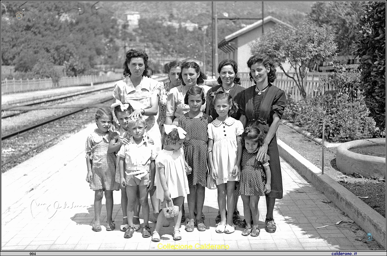 Famiglia Maestri alla stazione.jpg