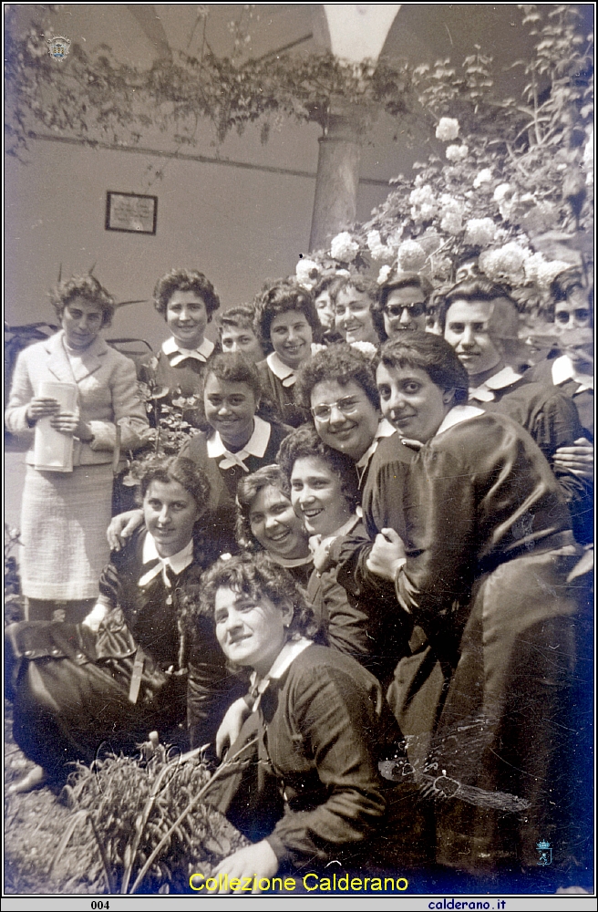 L'Insegnante Scaldaferri e le alunne del De Pino tra i fiori nel chiostro 1959 08.jpg