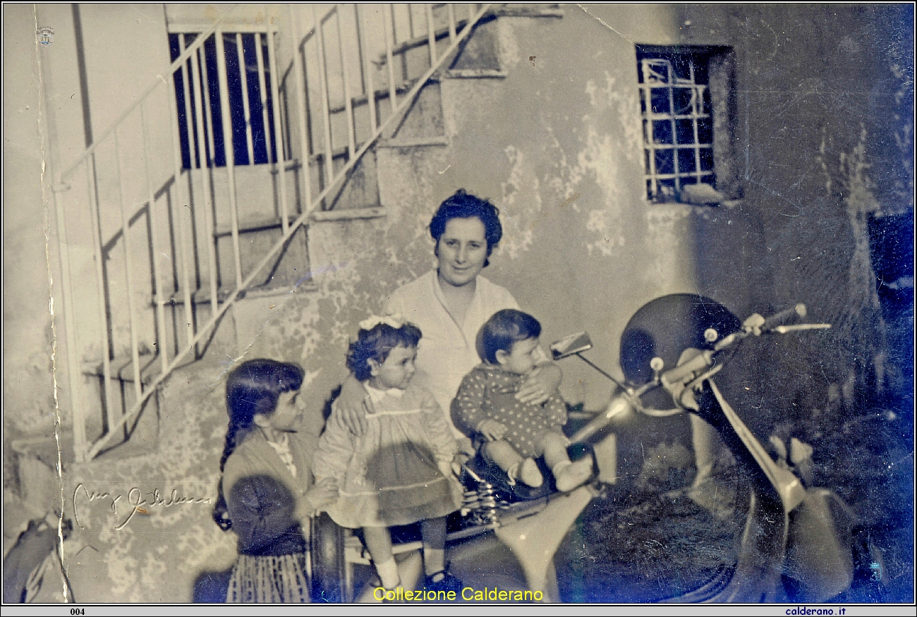 Mafalda con Maria Grazia e Umbertino sulla vespa.jpg