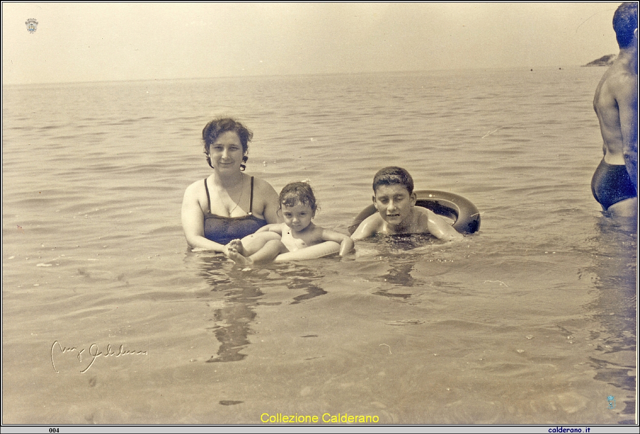 Mafalda, Maria Grazia e Umberto Bosone con il salvagente.jpg