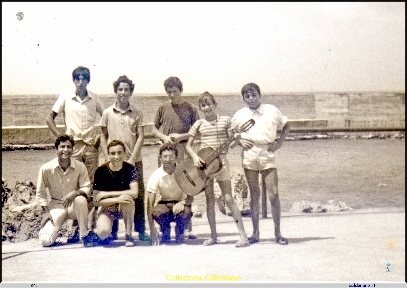 Ragazzi cantanti del Porto in posa sulla Rotonda.jpg