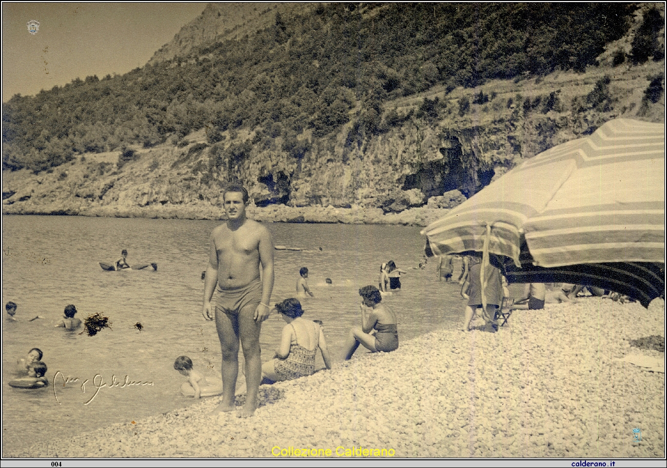 Sulla spiaggia a Fiumicello 1964.jpg