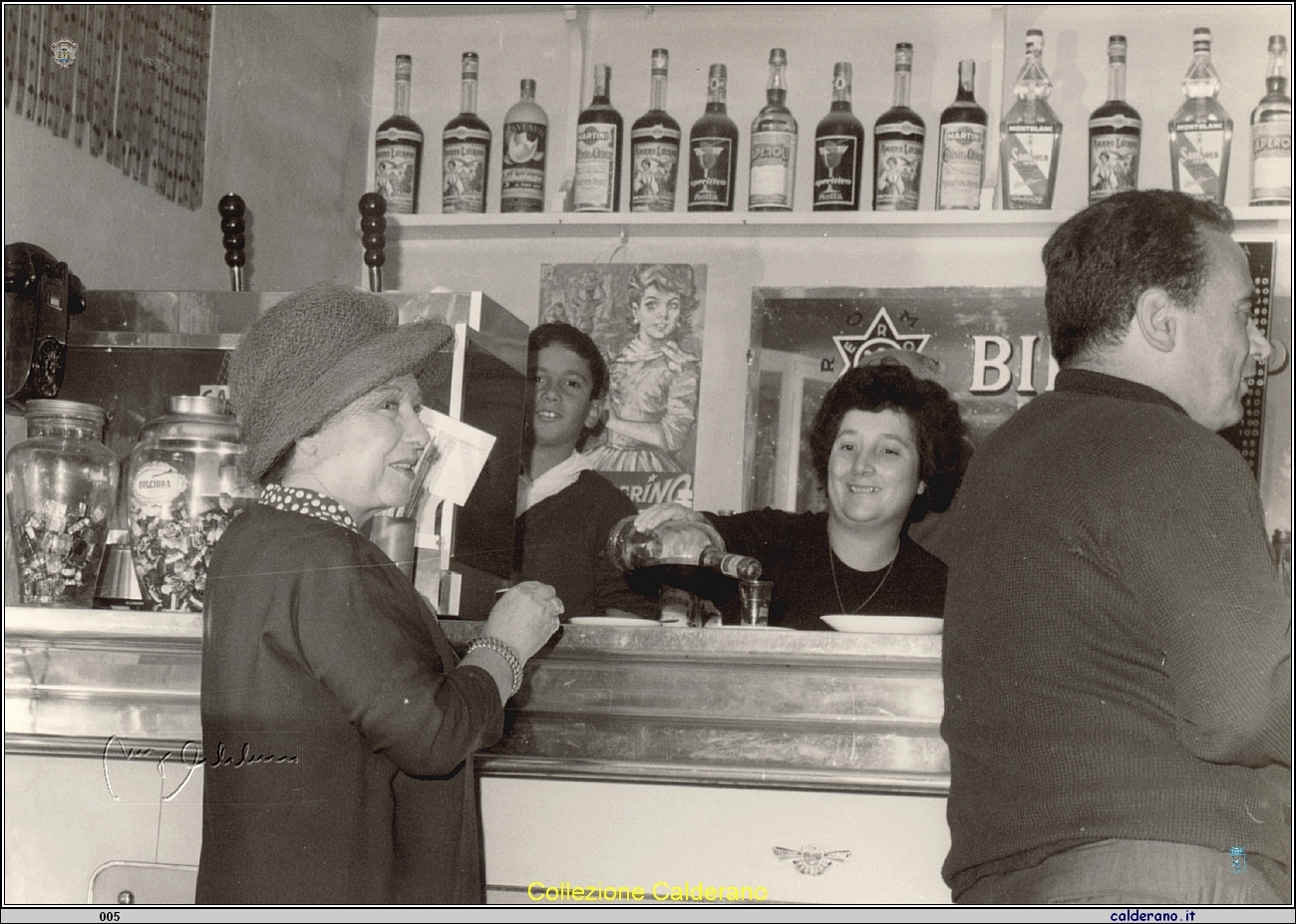 Dolores Palumbo, Pasqualino Avigliano, Mafalda Salvato durante la ripresa della Vedovella 1964.jpg