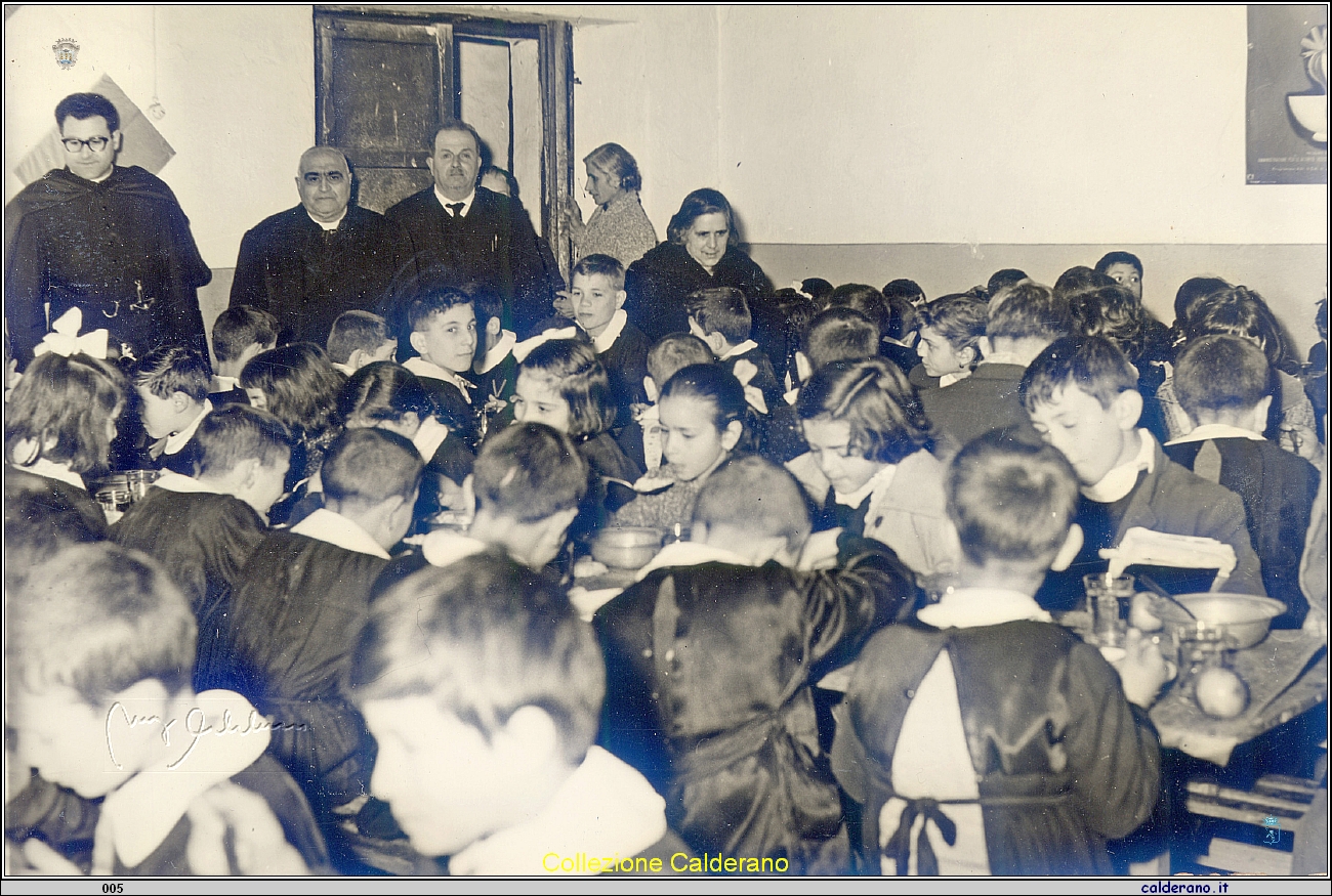 La mensa scolastica con Padre Cerracchio, Federico Pezzullo Vescovo, Biagio Schettino, Alfonsina Burbo e Maria Iannini 1959-60.jpg