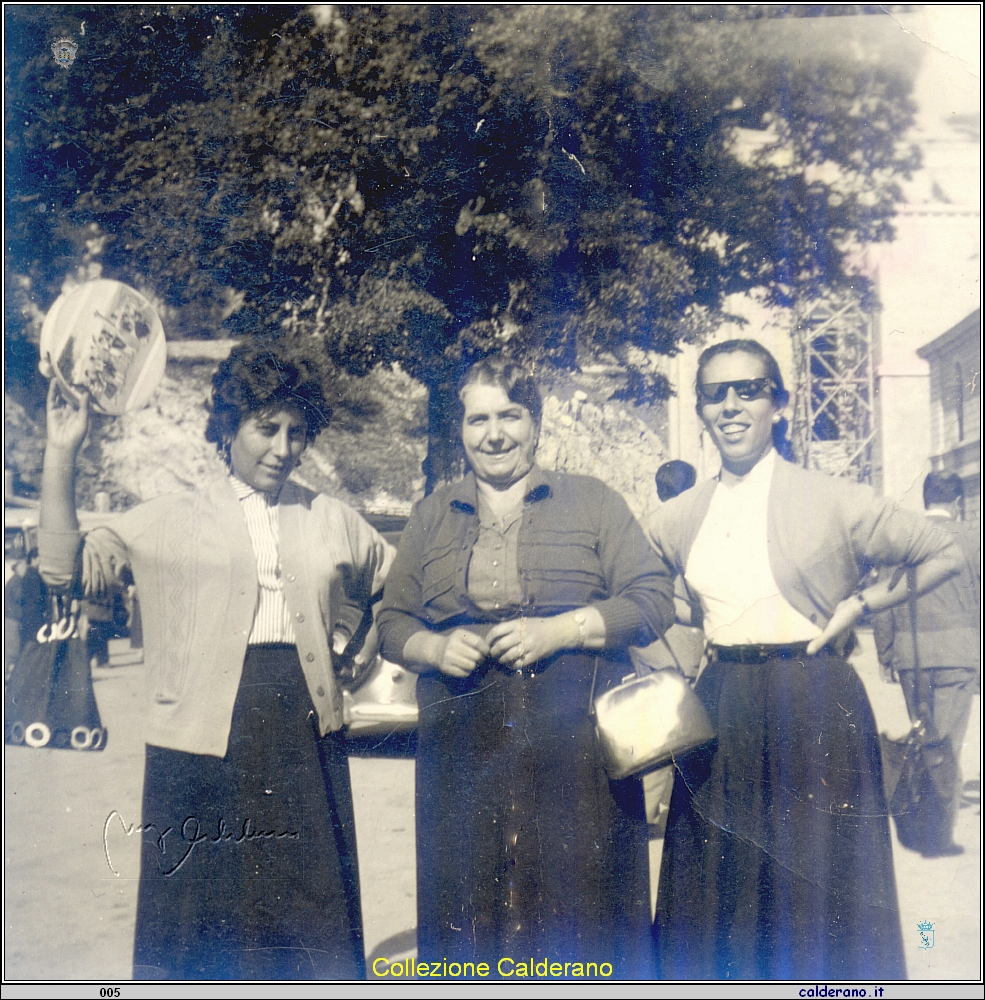 Mimi' Sisinni, Anna Liberarore e Carmelina Sisinni - 4 Settembre 1954.jpg