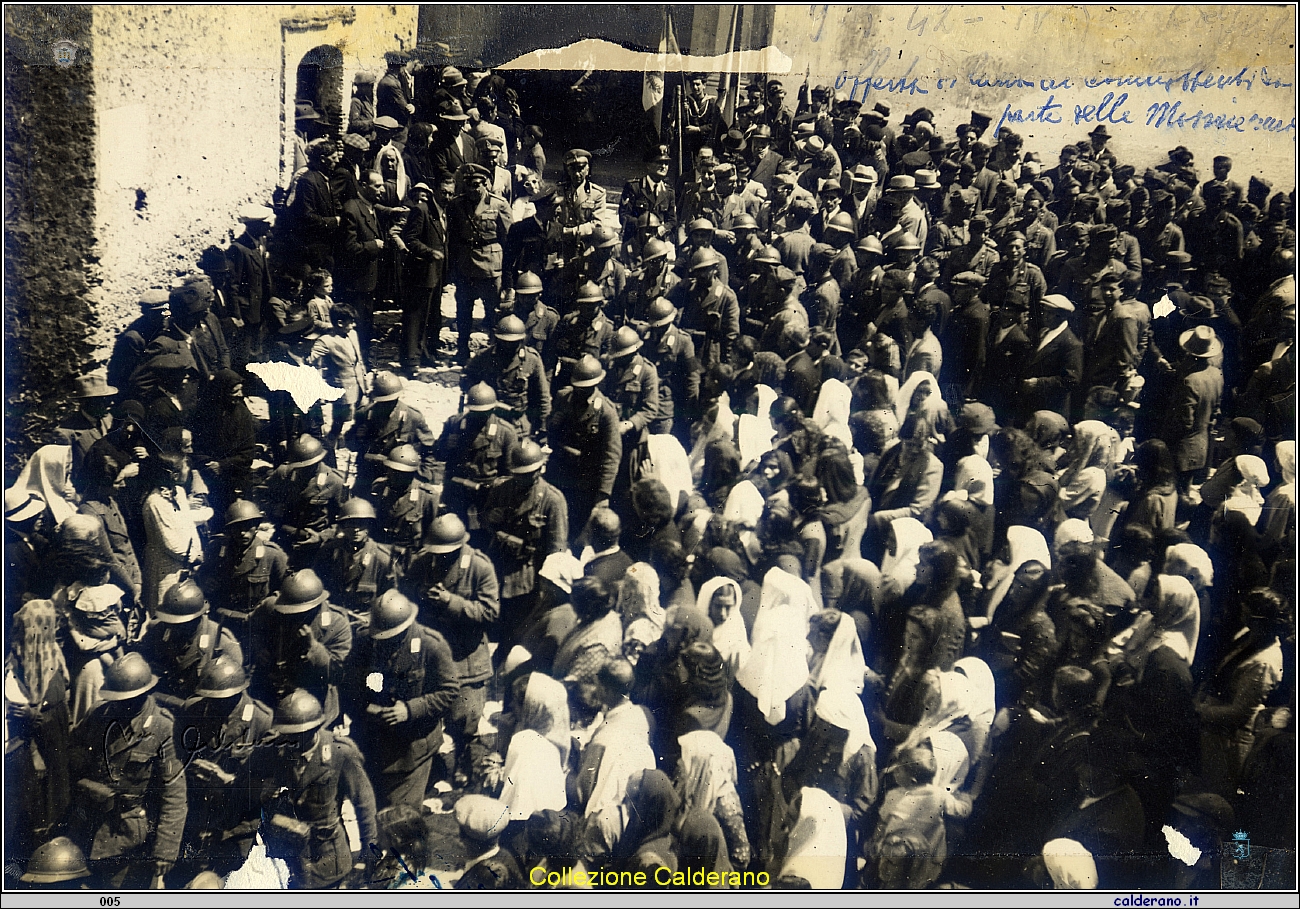 Offerte di lana ai combattenti da parte delle massaie - Piazzale Chiesa Madre 9 settembre 1942.jpg