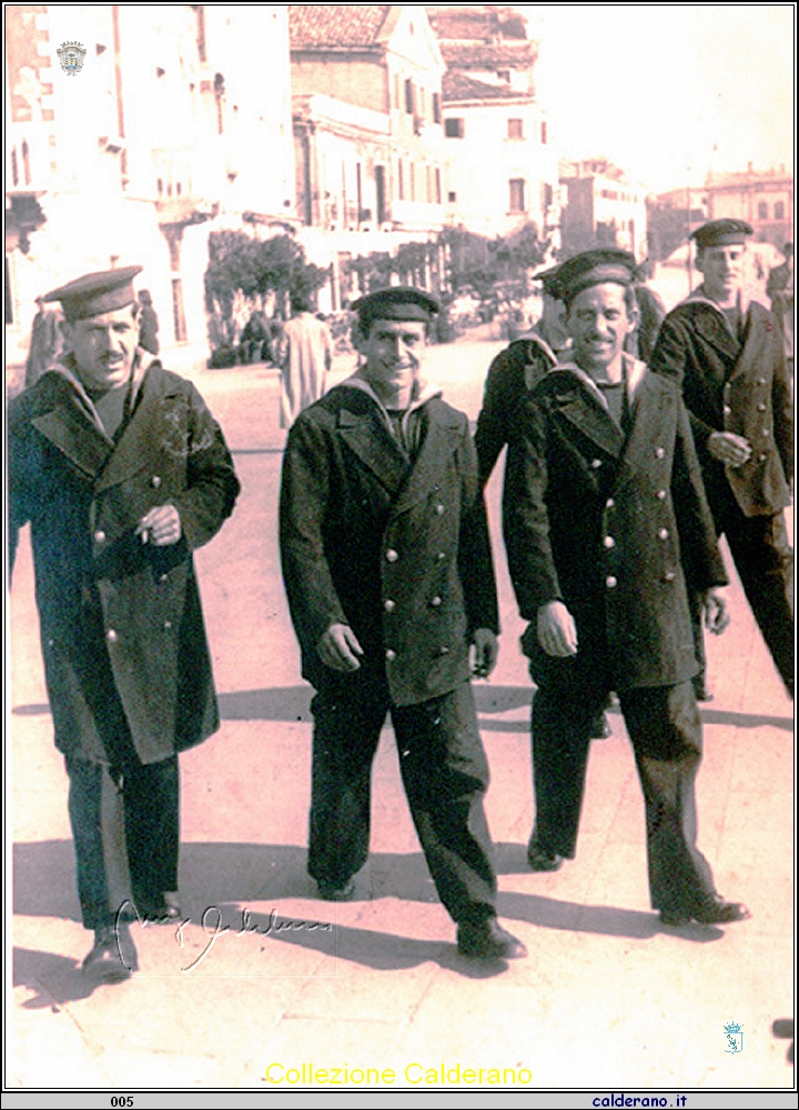 Peppinello Calderano a sn a Venezia - 19 Marzo 1943.jpg