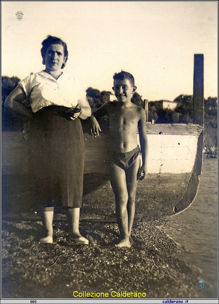 Sulla spiaggia di Fiumicello con Mamma - 1956.jpg