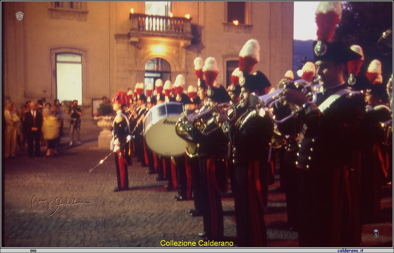 Banda dell'Arma dei Carabinieri davanti al Municipio 1996.jpg