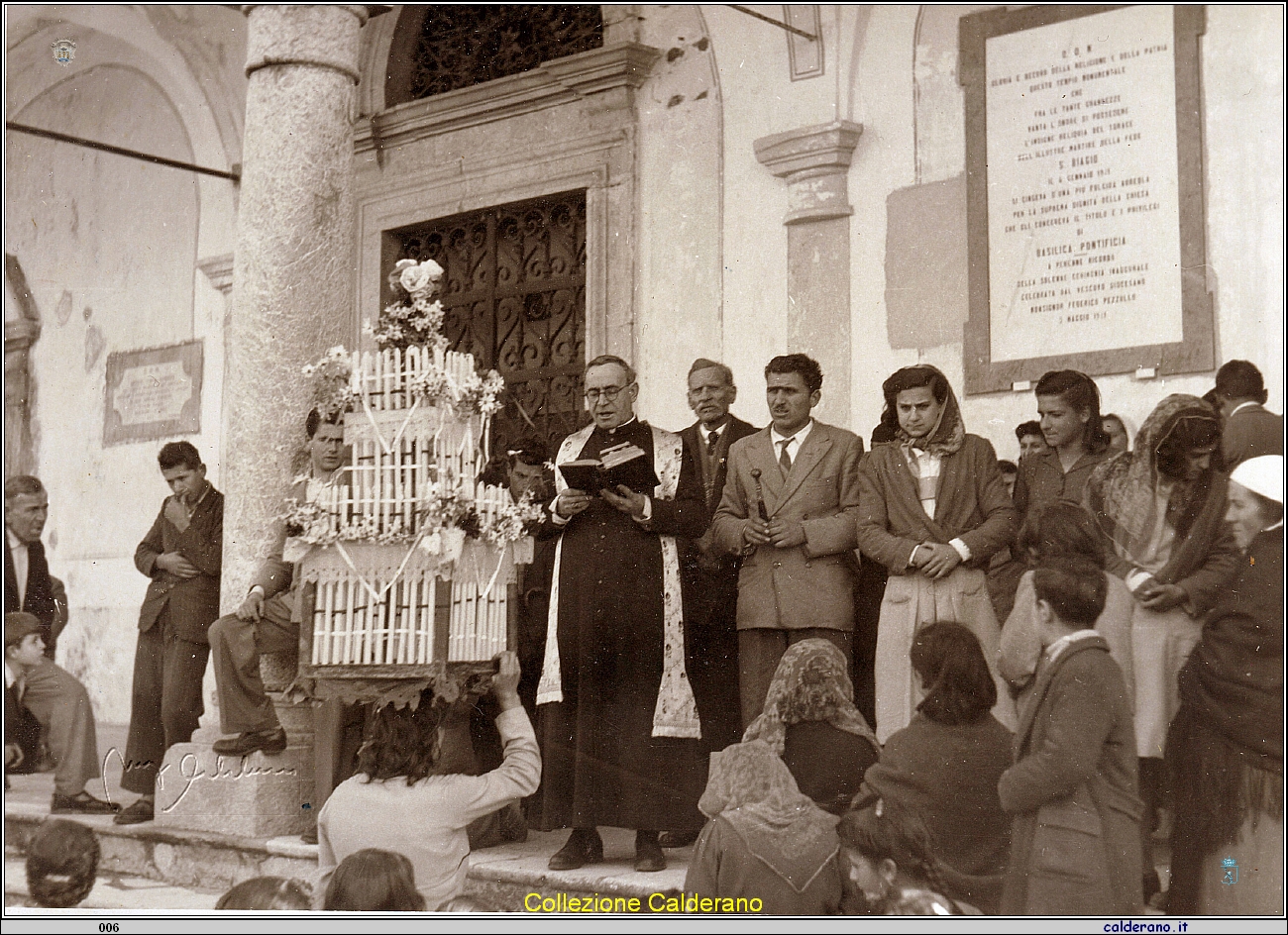 Don Domenico benedice la Cinta - 1951.jpg