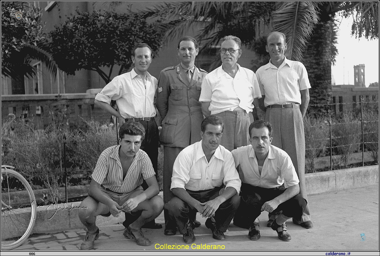 Nicola Ignacchiti alla stazione di Sapri con il brigadiere.jpg