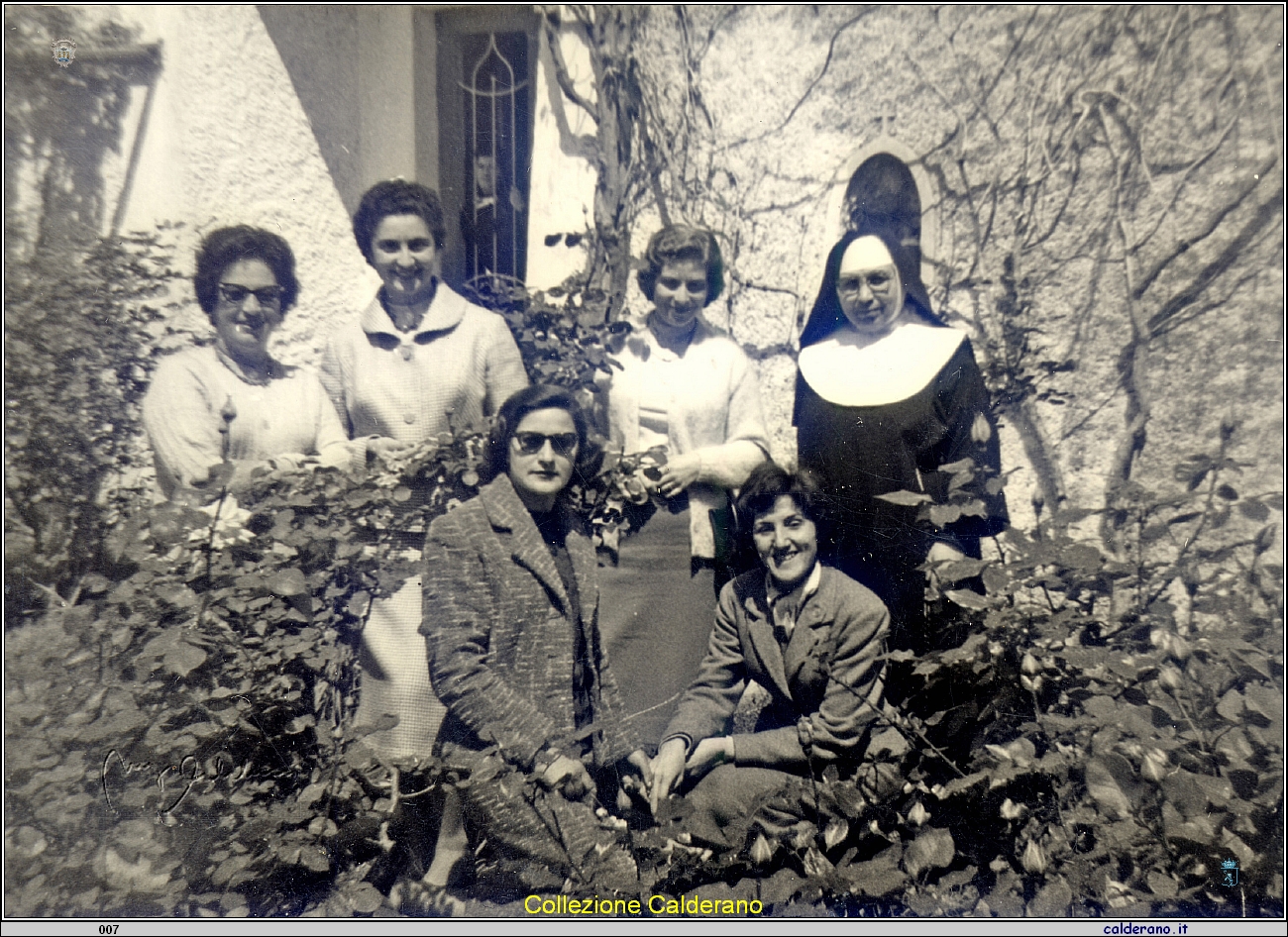 Nel De Pino con Burza, Lidia Del Viscio e Suor Maria Fadda 1959.jpg