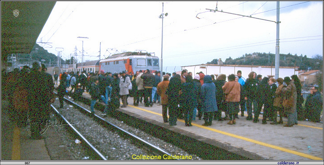 Sciopero pro-ospedale 12 febbraio 1999 - blocco dei treni .jpg