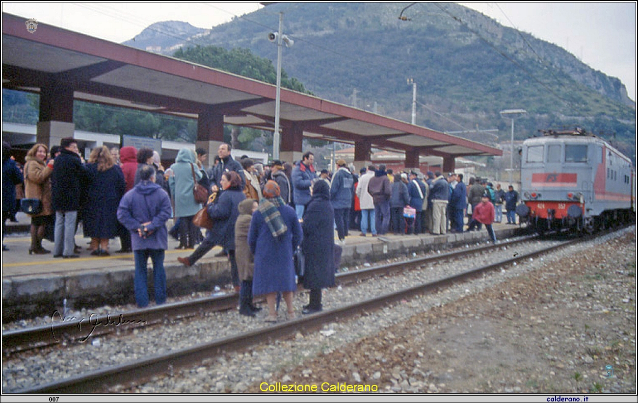 Sciopero pro-ospedale 12 febbraio 1999 - blocco dei treni 10.jpg