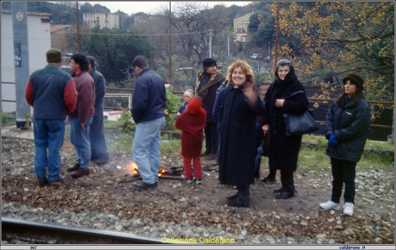 Sciopero pro-ospedale 12 febbraio 1999 - blocco dei treni.jpg