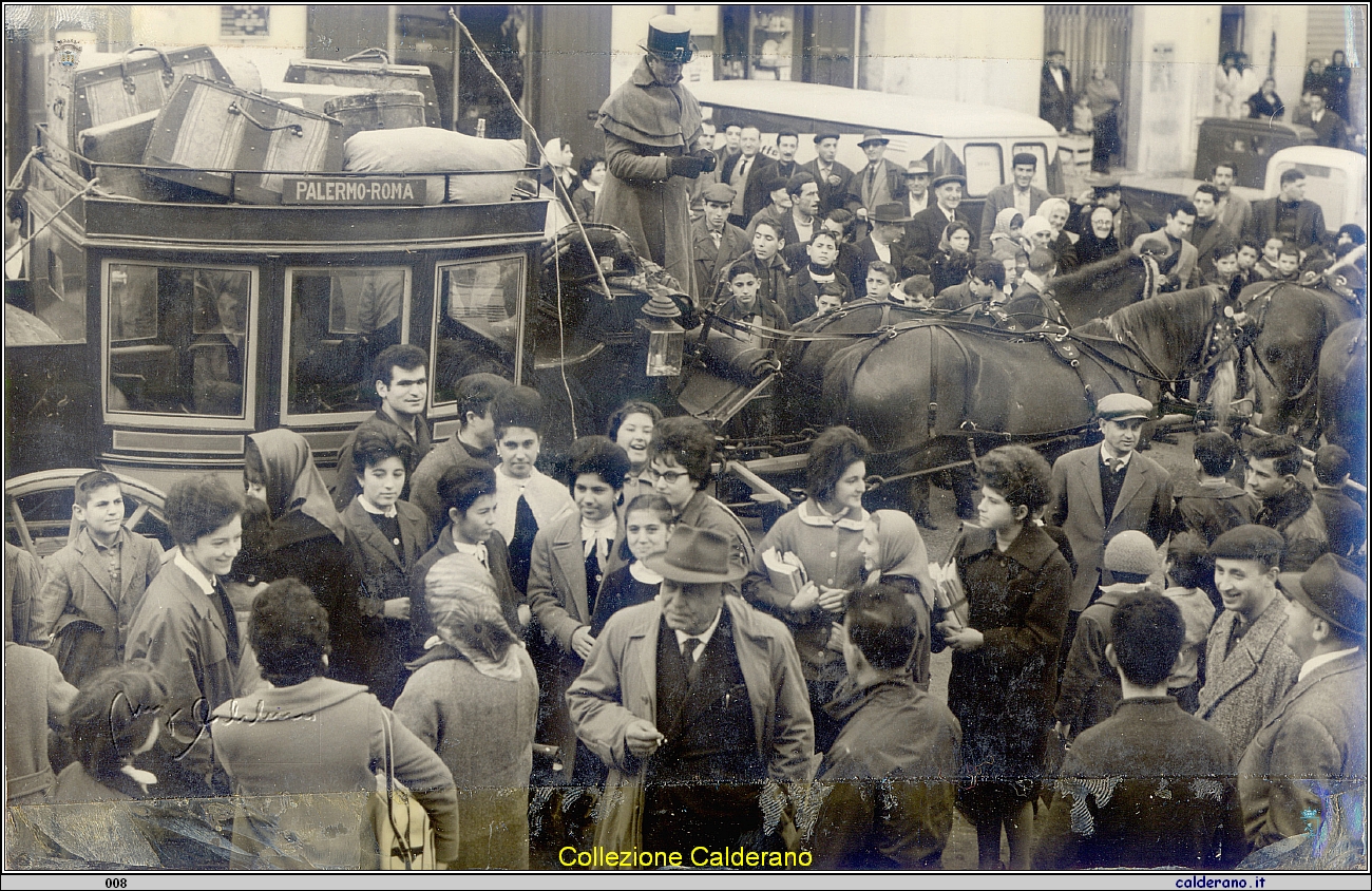 Arrivo della diligenza in Piazza Buraglia nel Centenario delle poste 1961.jpg