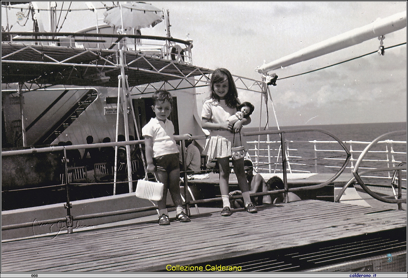 Bambini che emigrano con i genitori in Venezuela sul ponte della nave.jpg