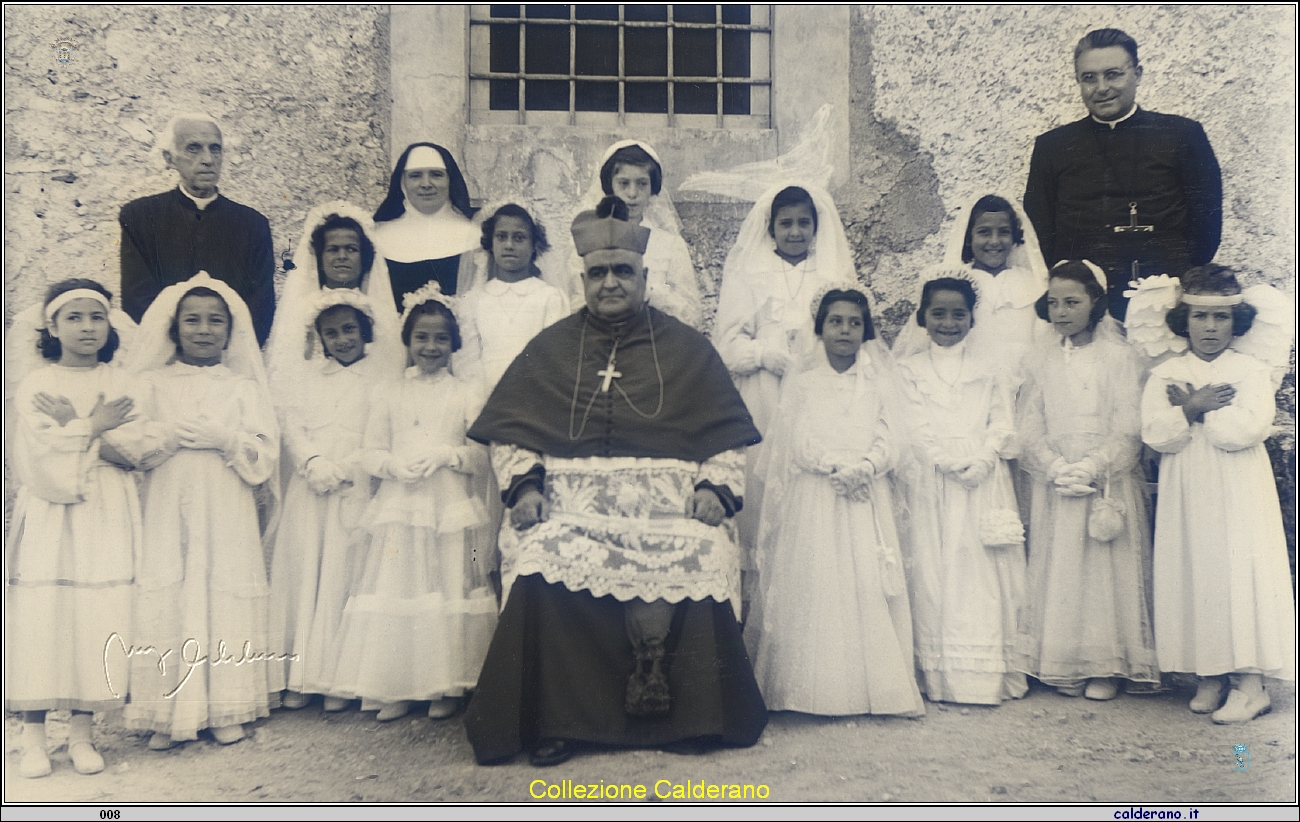 Comunione all'Orfanotrofio con il Vescovo Federico Pezzullo, Don Biasino D'Attoli e Padre Petrin- 13 agosto 1956.jpg