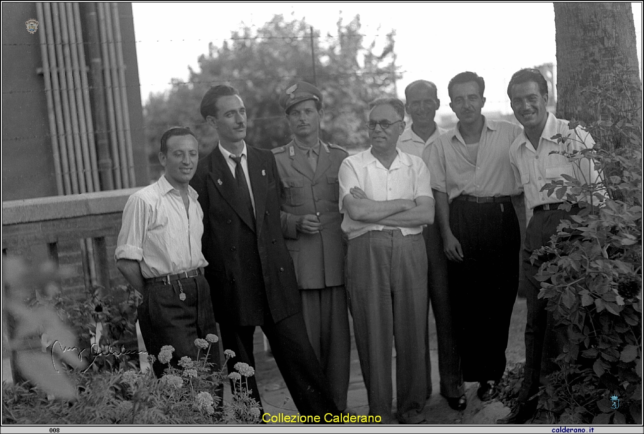 Nicola Ignacchiti con i colleghi alla stazione ferroviaria di Sapri.jpg