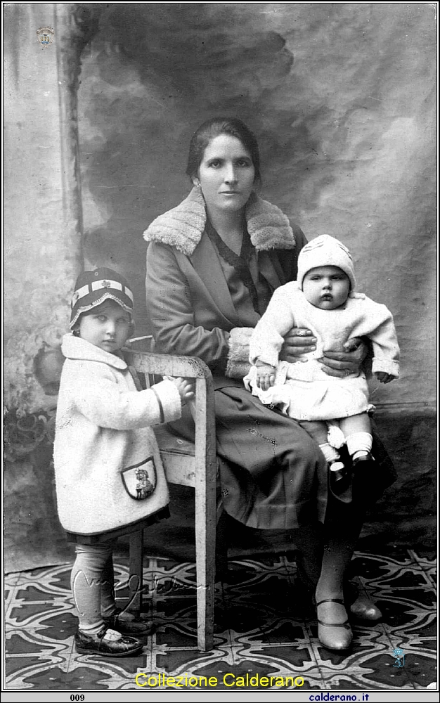 Foto da spedire in Venezuela di Vincenzina Maimone con i figli Rosa e Biagio Zaccaro - 1930.jpg