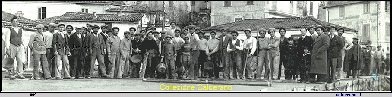 I muratori durante la gettata del solaio dell'attuale Municipio.jpg