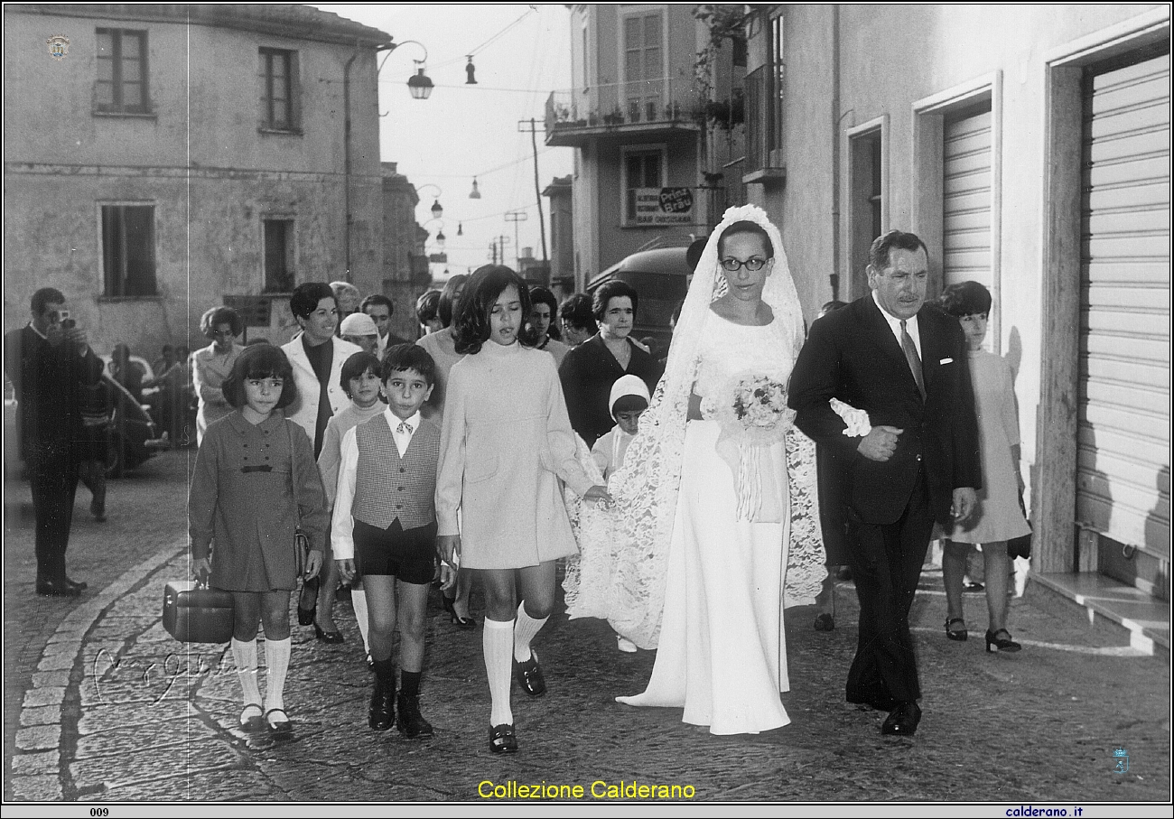 Papa' accompagna Maria Emilia in Chiesa.jpg