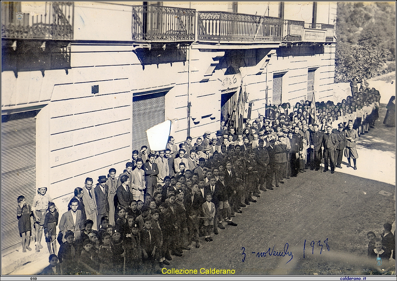 Adunata davanti al Municipio in Via Mandarini - 3 novembre 1938.jpg