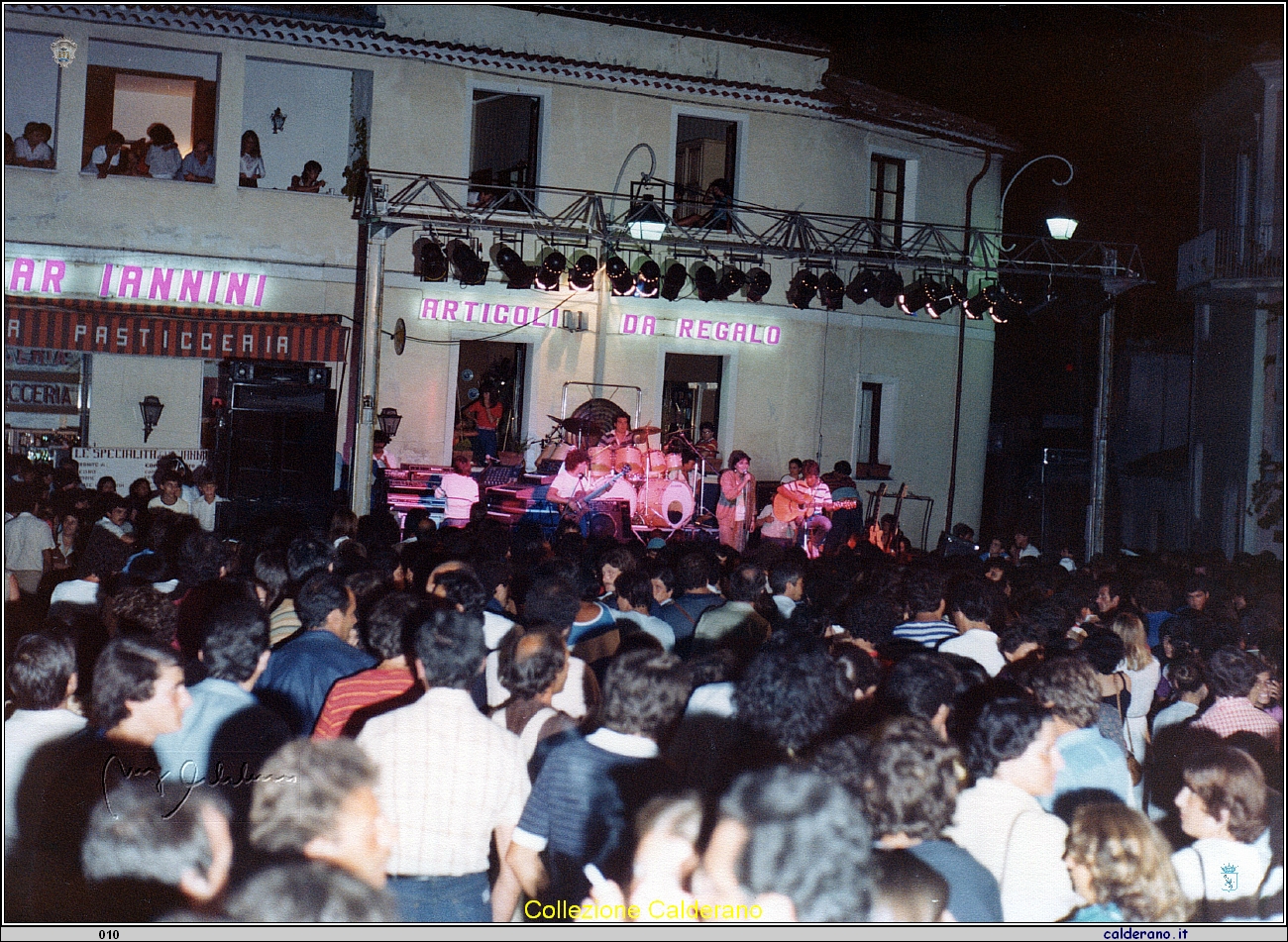 Concerto di Anna Oxa in Piazza Buraglia 1981.jpeg