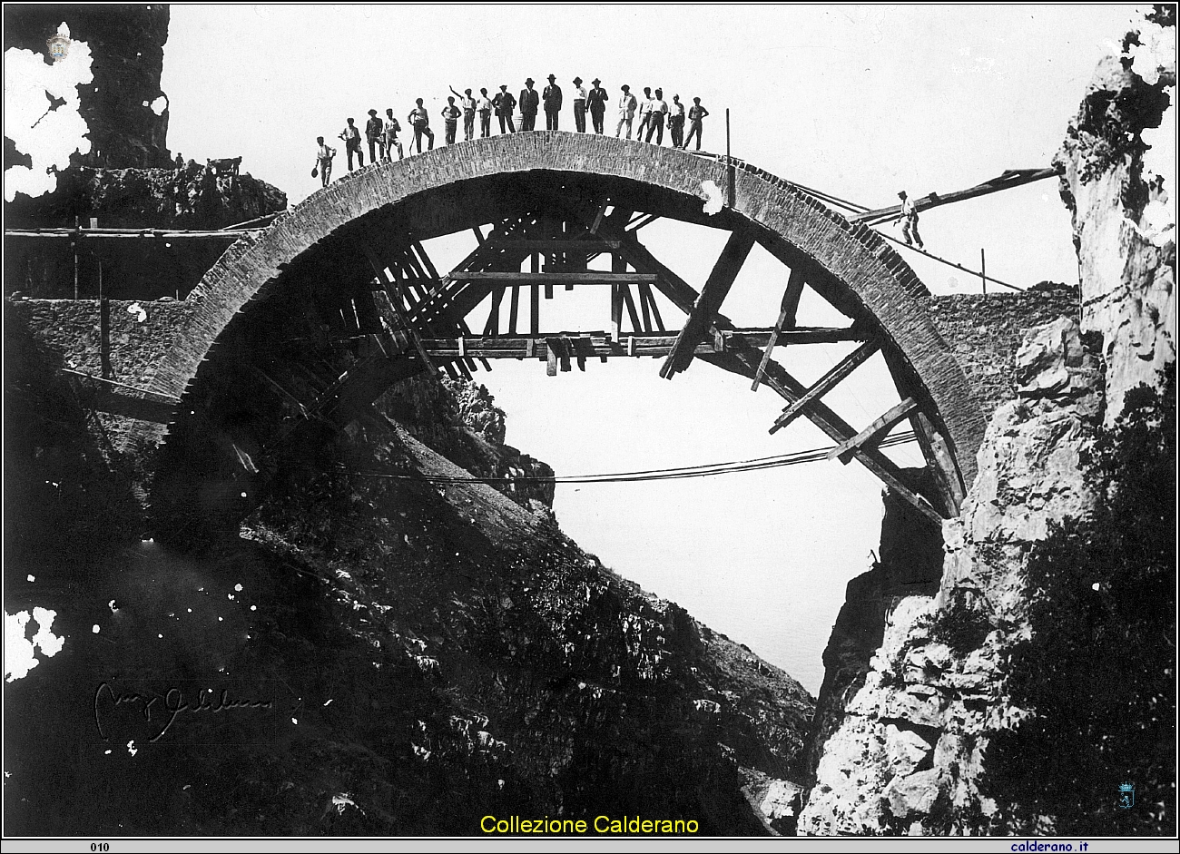 Costruzione del ponte sul Canale di Mezzanotte 1924.jpg