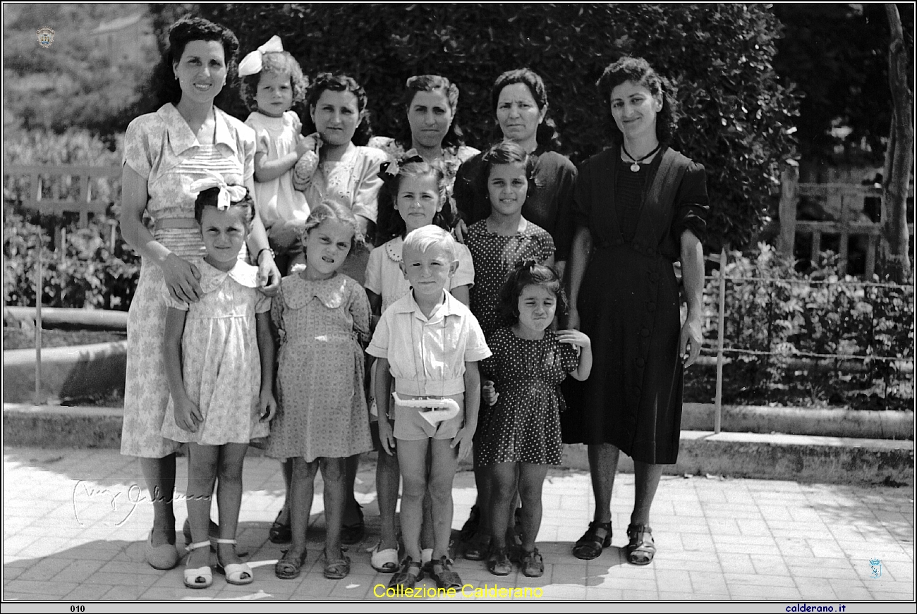 Famiglia Maestri alla stazione di Marina.jpg