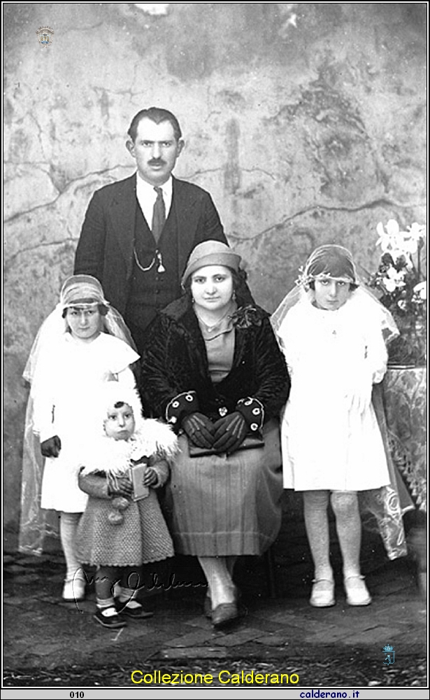 Francesco Calderano con la moglie Teresa del Vecchio e le figlie Rosy, Angelina ed Emilia - 28 Aprile 1935.jpg