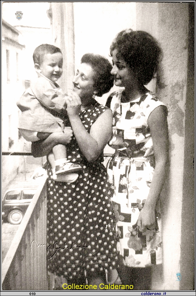 Franco Cernicchiaro con la Mamma Luisa e Gina Longobucco Mazzeo.jpeg